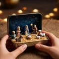 thumbnail image 4 of Belén navideño en miniatura en una caja de hojalata. Belén de bolsillo hecho a mano. Pequeño adorno religioso de la Sagrada Familia para decorar el escritorio, la estantería, la oficina o los viajes., 4 of 7