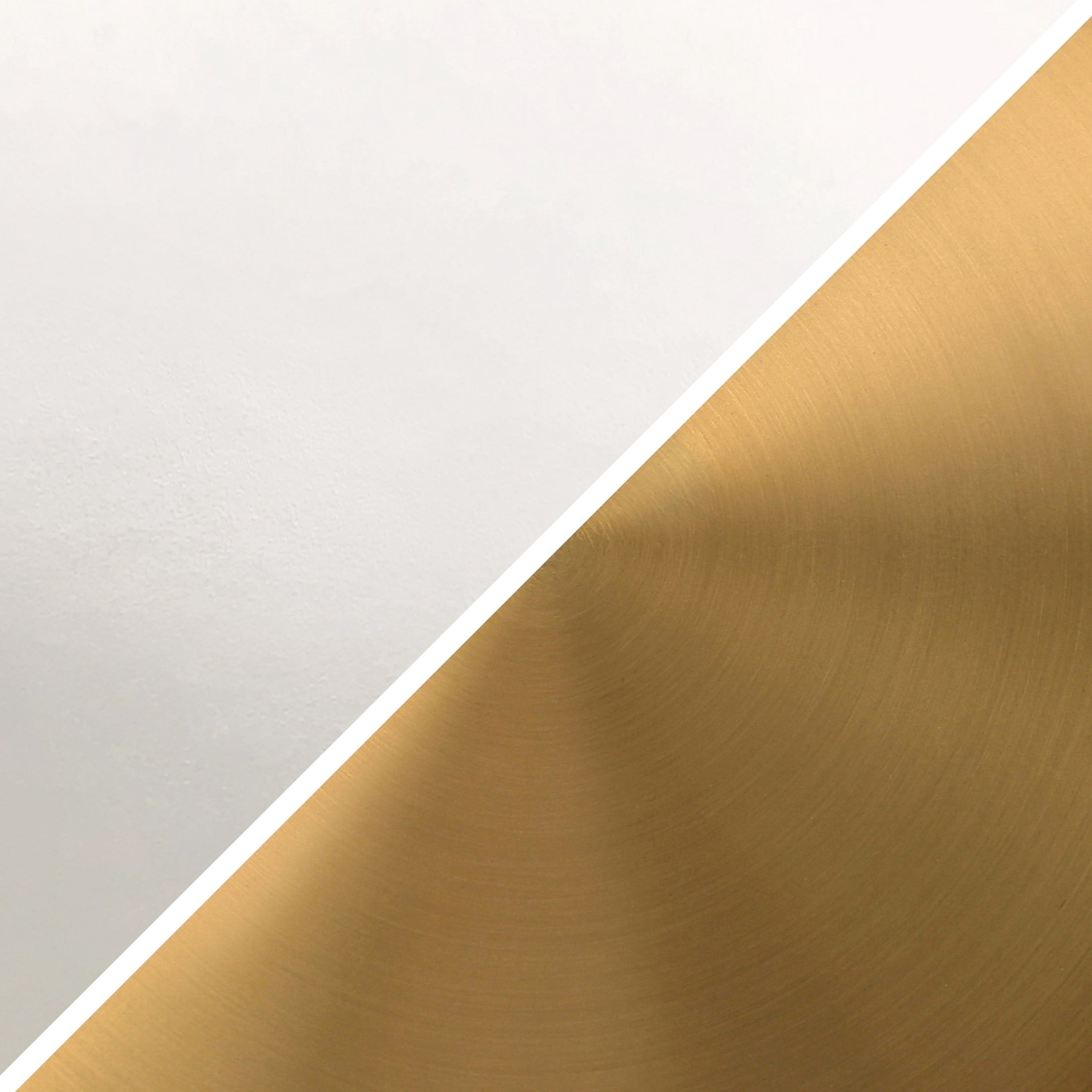 Evelyn&Zoe 14" Pearled White/Brass Metal Pendant