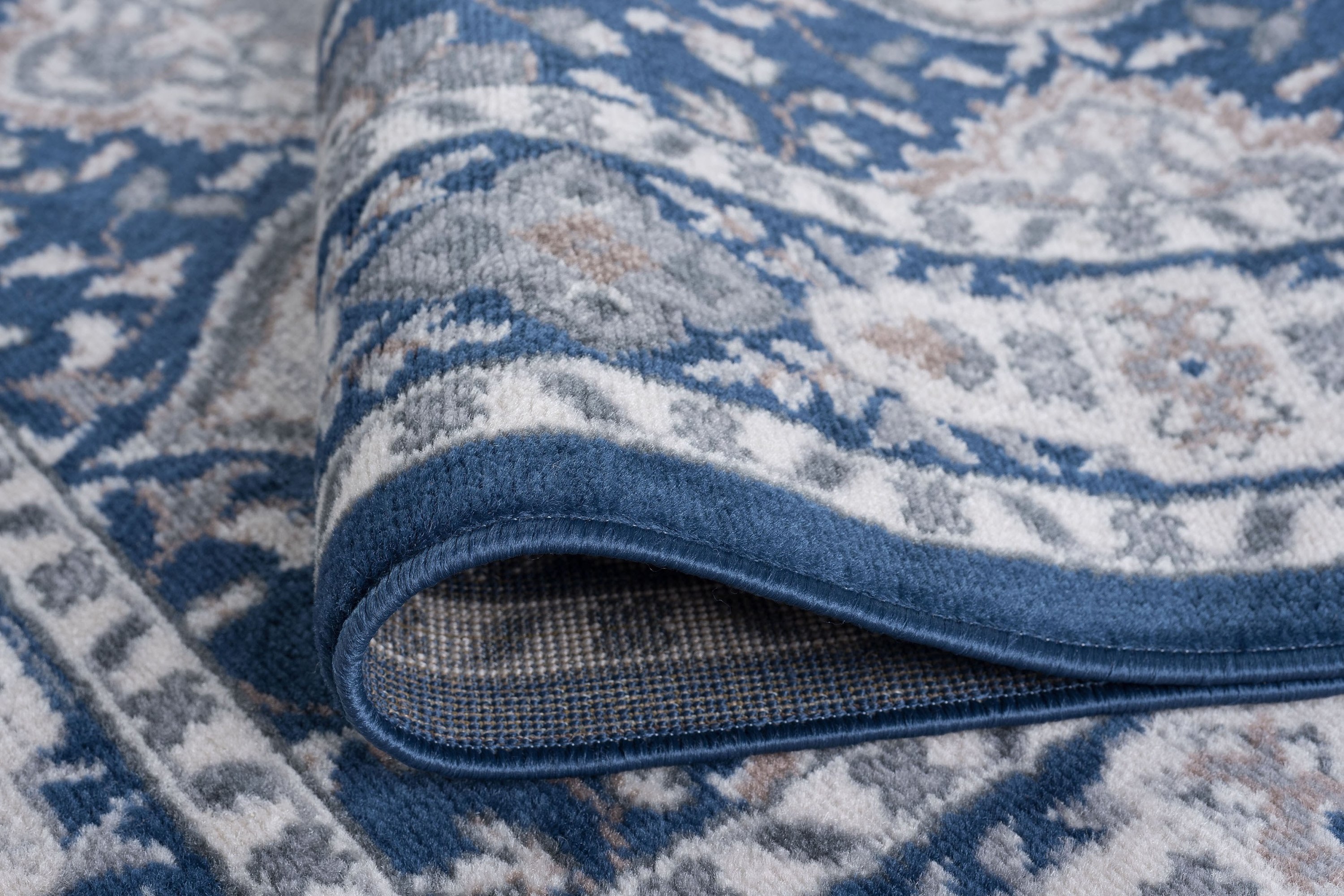 Madison Traditional 5' x 7' Oval Navy and Cream Polypropylene Indoor Area Rug