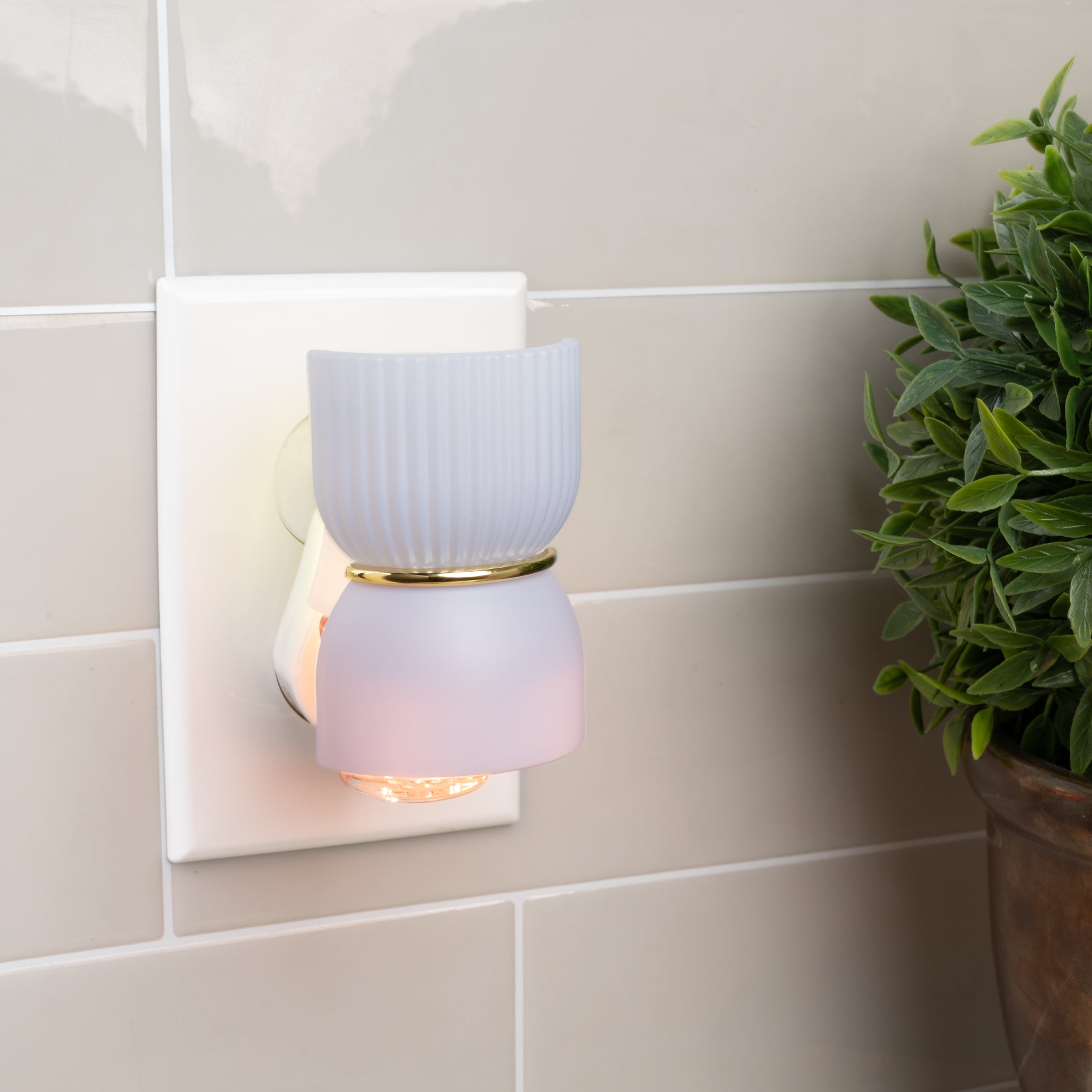 Better Homes & Gardens Night Light Air Fresheners with 1 Oil Plug In Diffuser, 1 Pack