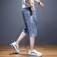 thumbnail image 2 of Pantalones cortos de mezclilla grises para hombre, con botones rectos y gráficos, pantalones vaqueros cortos para hombre, estilo retro Y2k, ropa de calle, anchos y groseros, nuevos de corte de verano, 2 of 4