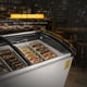 thumbnail image 3 of Congelador Tapa de Cristal Curvo RHINO, 283 L, Función Dual Congelador/Refrigerador, Exhibidor Comercial con Iluminación LED, 3 Canastillas, Control de Temperatura, Ruedas Integradas, CONGECRI-10C, 3 of 7