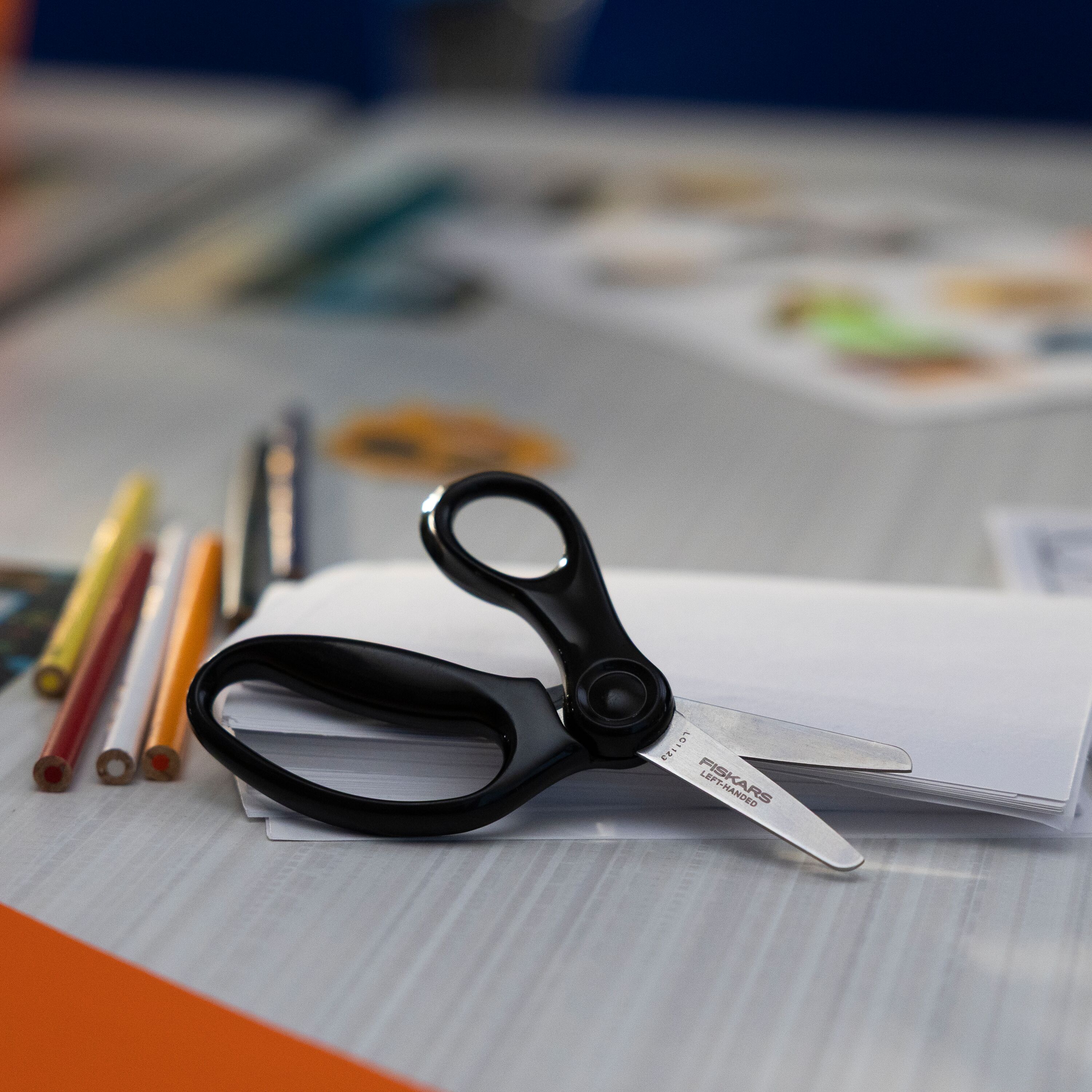 Tijeras Fiskars para Niños Zurdos de 5 Pulgadas con Funda, Edades 4 en Adelante, Negro 4