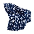 thumbnail image 1 of ¡Ofertas del día! Manta navideña Yyuenw con estampado de renos y copos de nieve, franela cálida para el invierno, ideal para decorar el sofá., 1 of 4