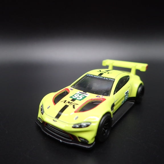 Open Box ASTON MARTIN VANTAGE GTE RACING RACE TEAM 1/64 SCALE DIORAMA DIECAST MODEL CAR