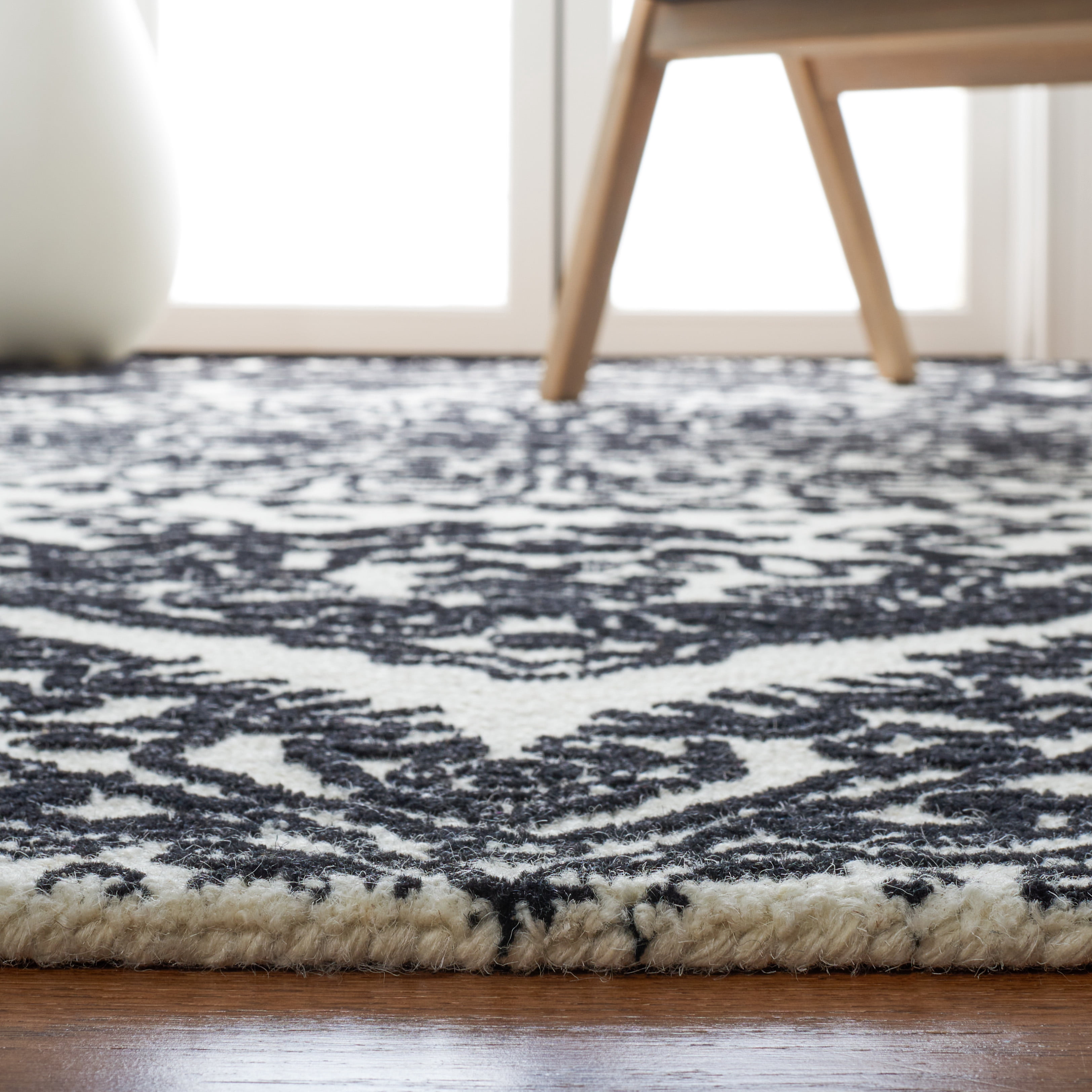 SAFAVIEH Metro Alaois Medallion Area Rug, Ivory/Black, 6' x 6' Round