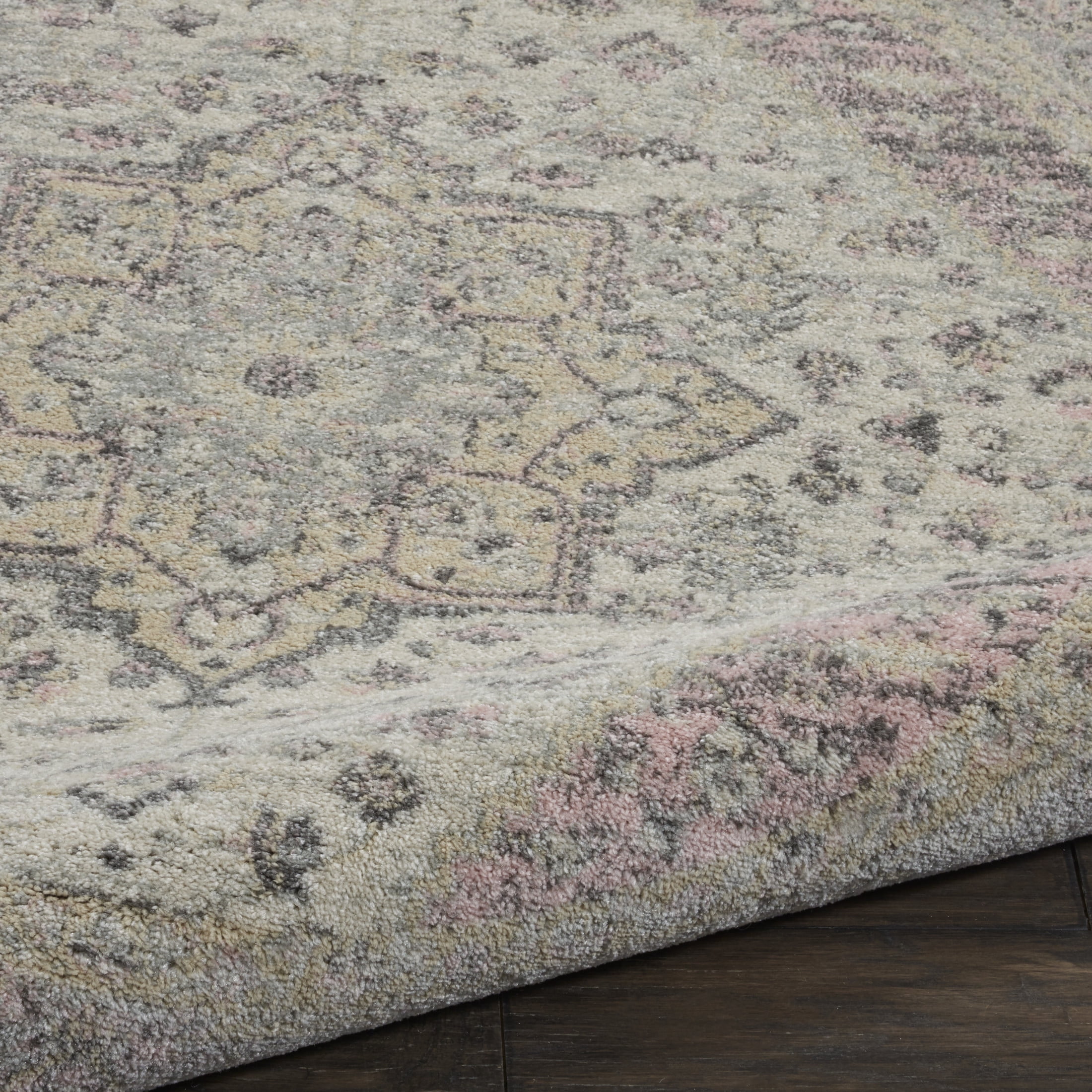 Serene Distressed Persian Ivory/Pink 5'3" x ROUND Area Rug, (5' Round)