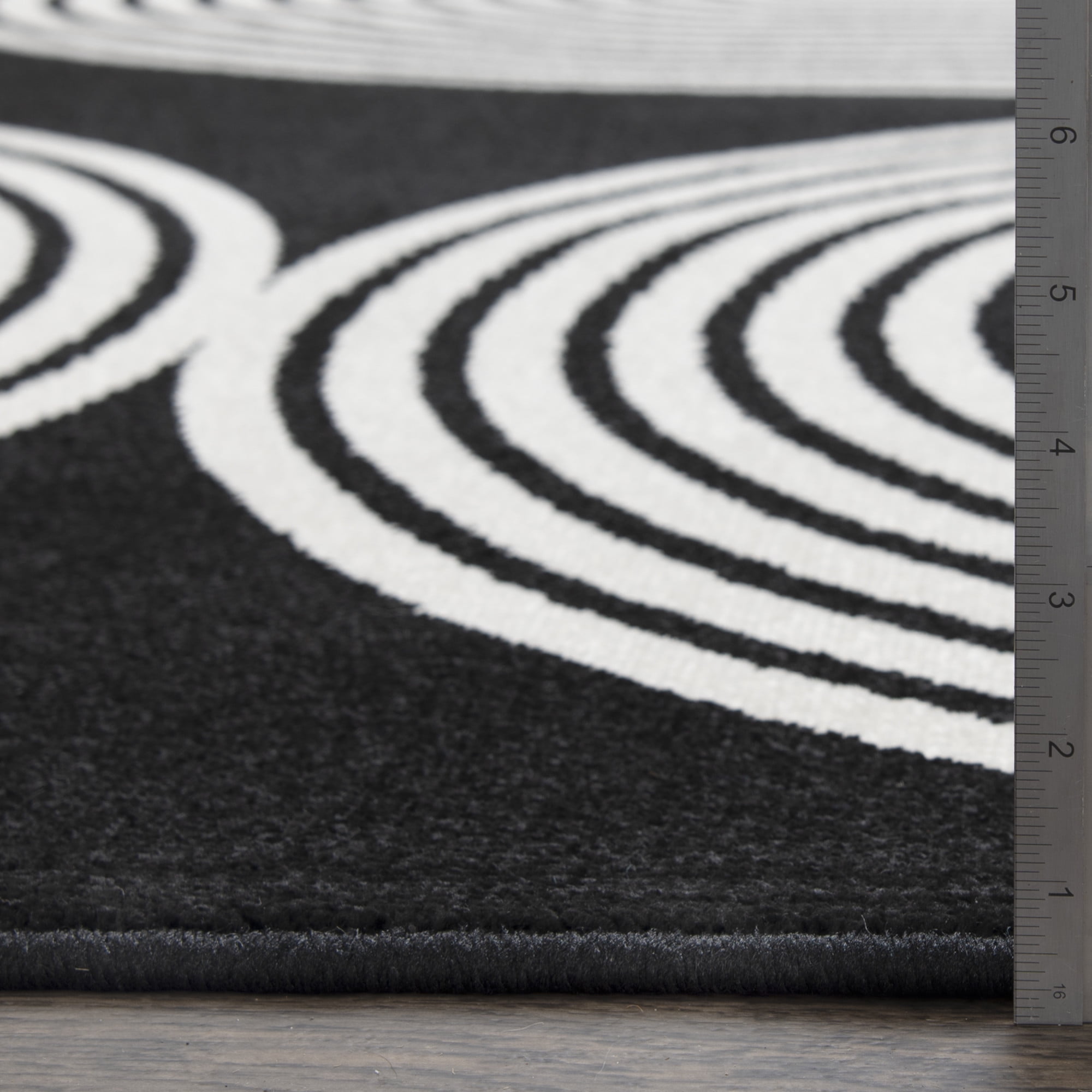 Loomaknoti Terrace Tropic Milburm 3' x 5' Geometric Indoor/Outdoor Accent Rug , Black/White