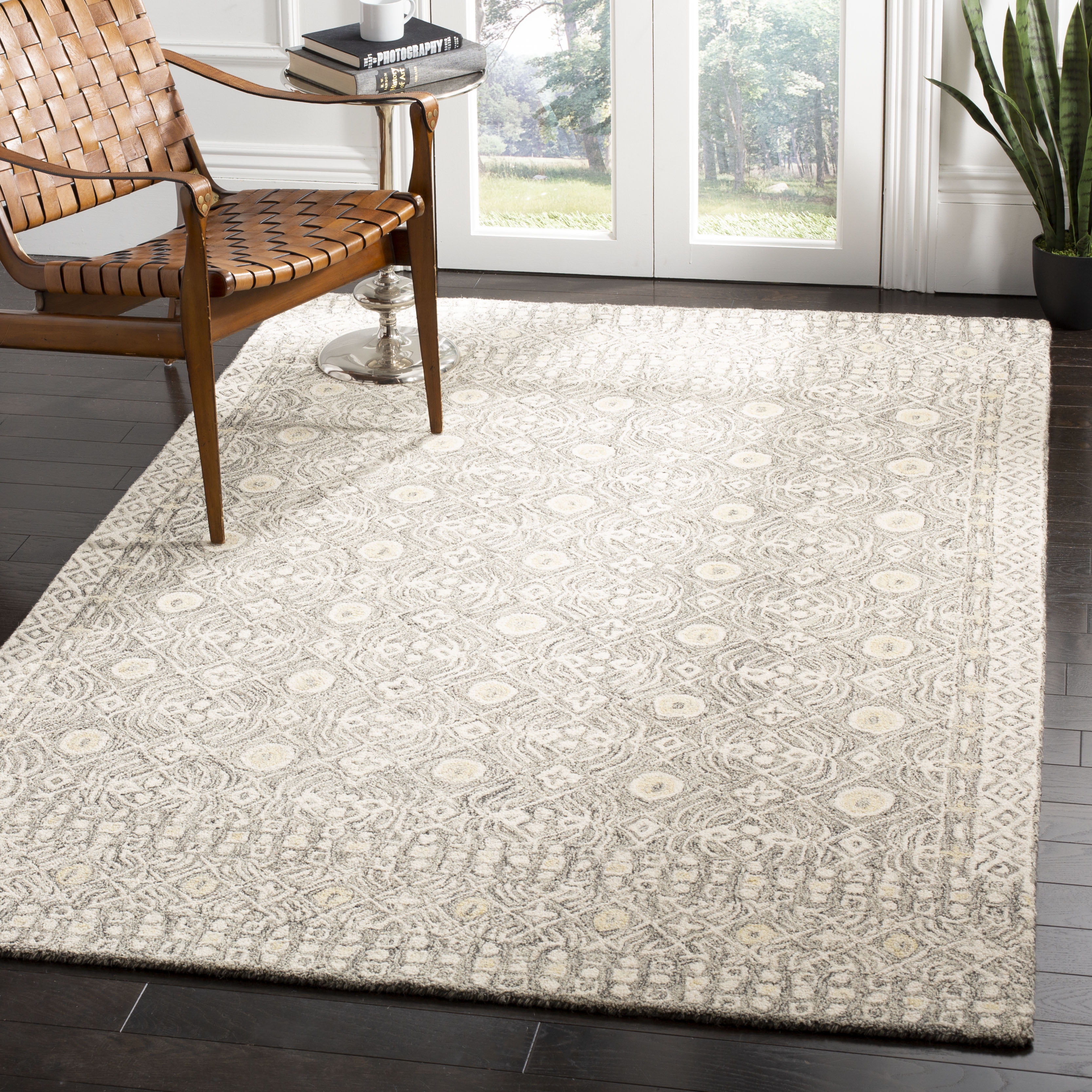 SAFAVIEH Micro-Loop Blazhe Floral Area Rug, Charcoal/Ivory, 5' x 8'