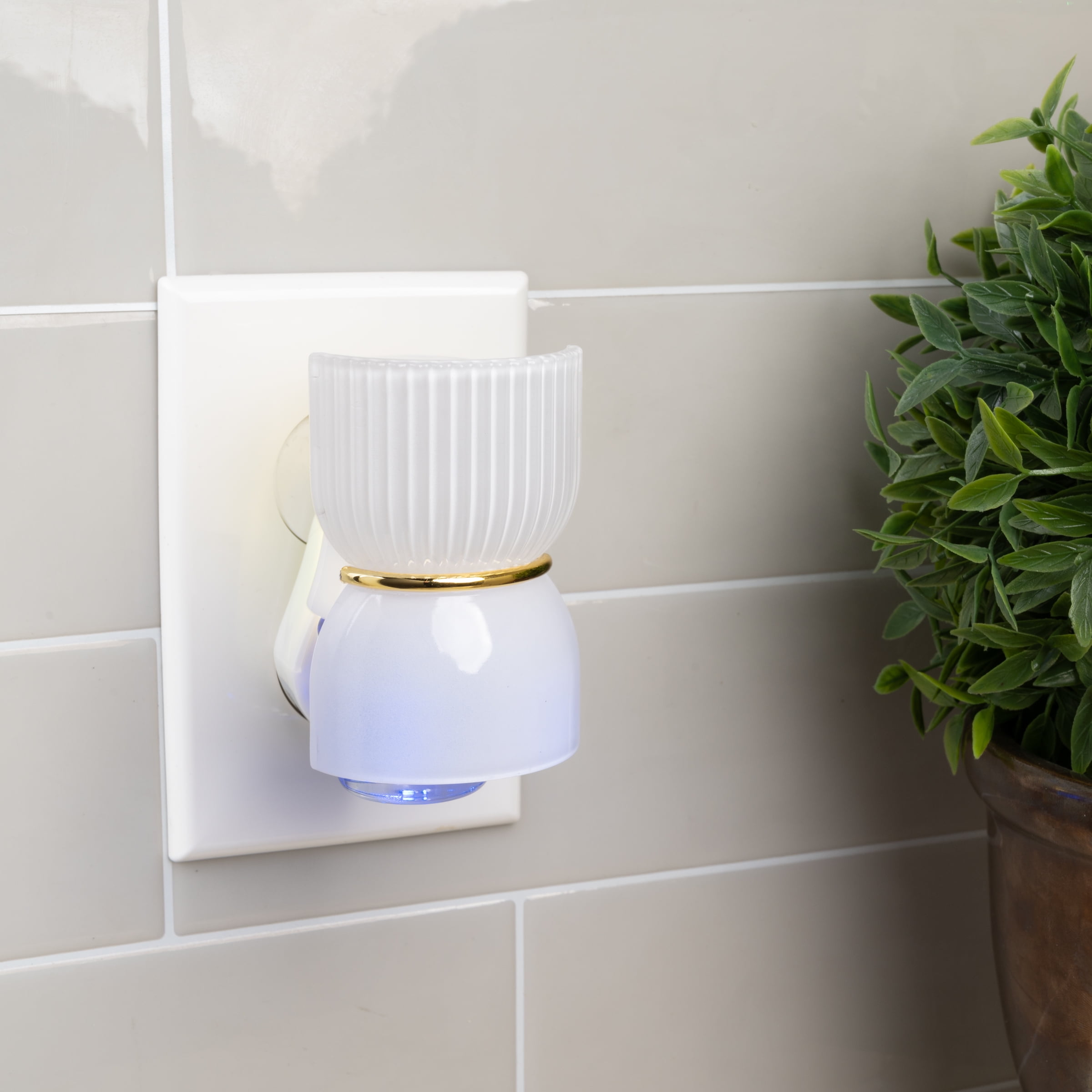 Better Homes & Gardens Air Fresheners with 1 Oil Plug In Diffuser, 1 Pack