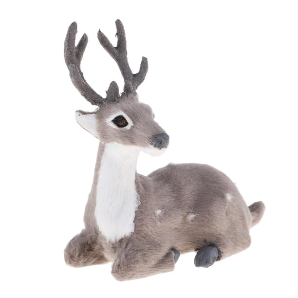 Simulación de alce navideño de peluche, reno navideño, juguete de varios tipos. Hombre gris sentado