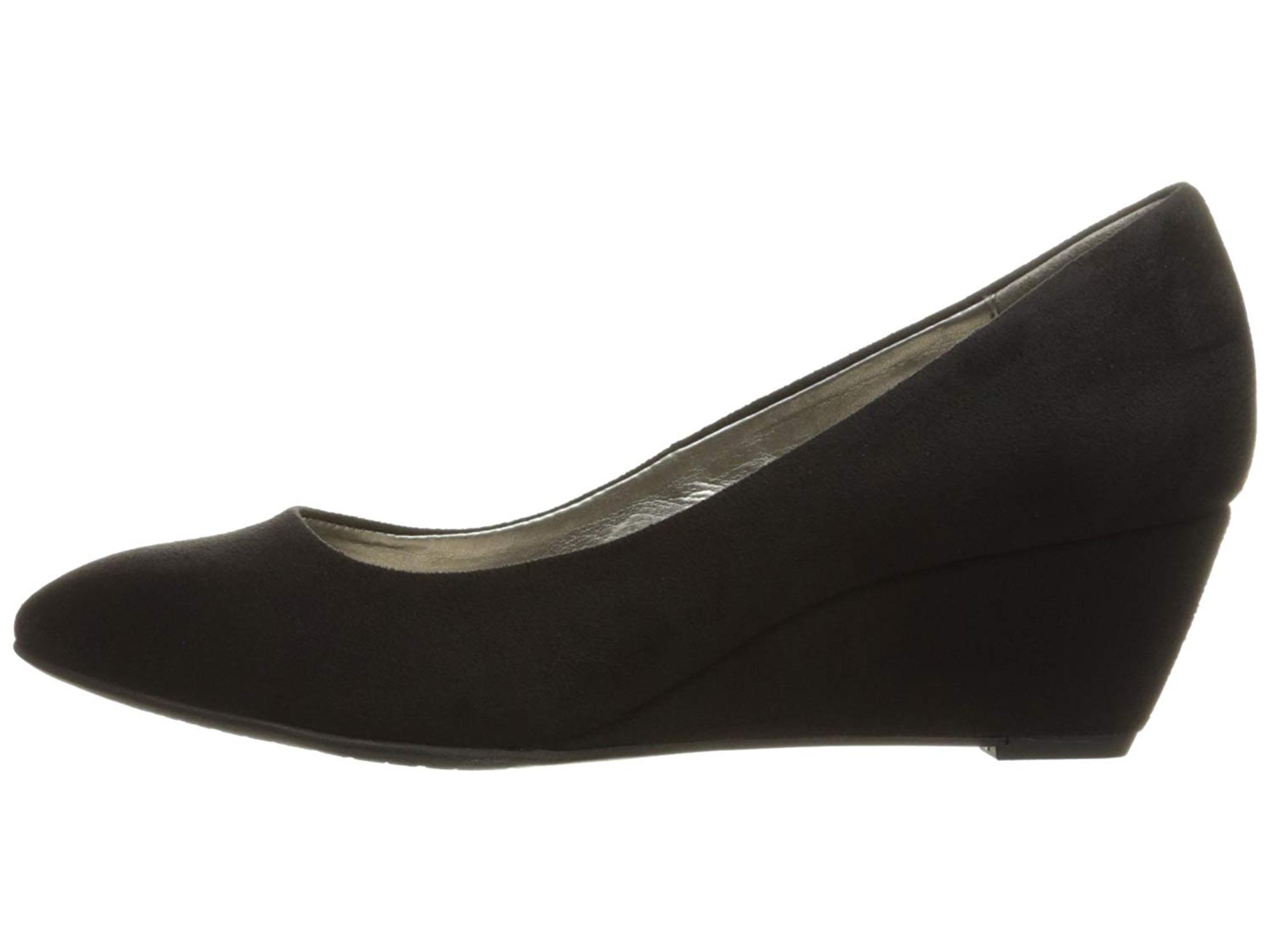 bandolino wedge pump