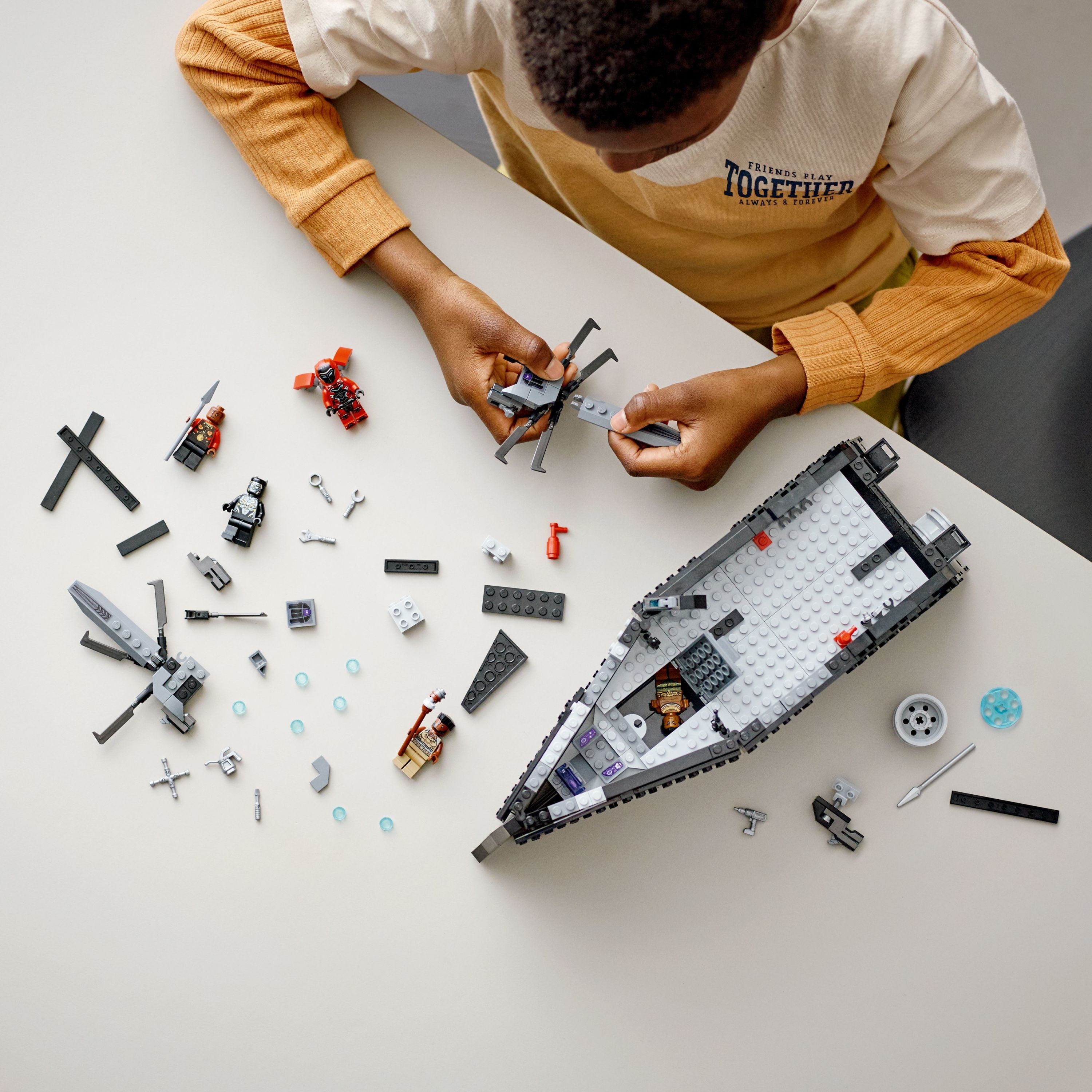 pour Lego 76214 la Guerre sur l Eau - Navire, Bateau Black Panther - avec 5  minifigs Super Heros Film - Set Jeu Construction et Carte