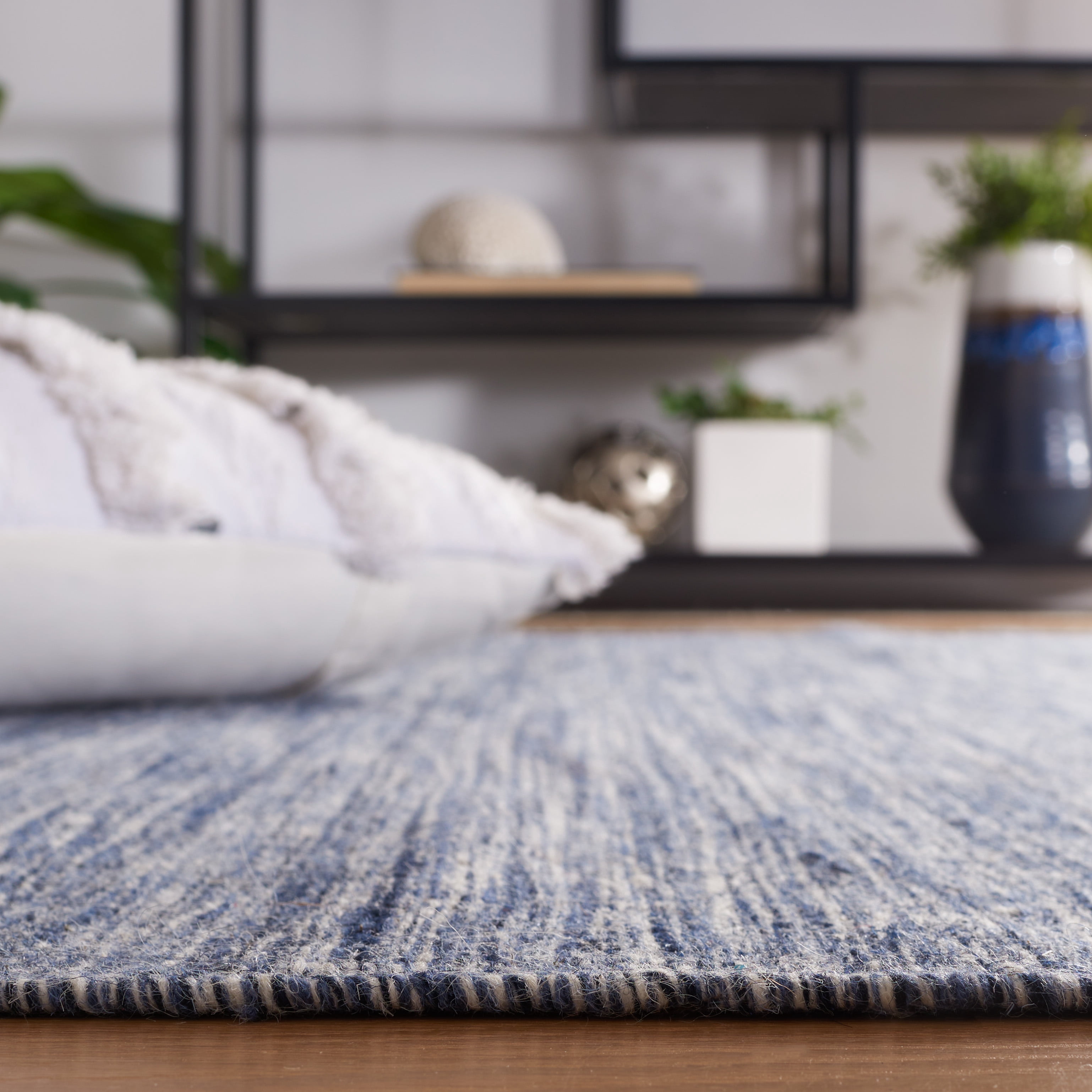 SAFAVIEH Dhurries Ksenija Solid Wool Area Rug, Navy/Beige, 4' x 6'