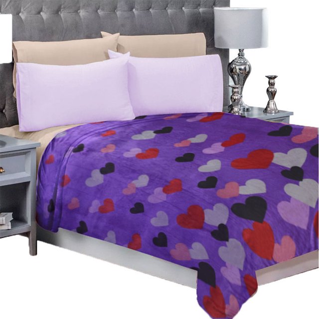 frazada matrimonial ligera estampada, flannel extra suave mod . love morado frazada matrimonial color love morado con estampado de corazones rojos, negros, grises y rosa; vista frontal centrada sobre cama, textura de flannel visible y caída lateral, 100% poliéster, marca MELOCOTTON HOGAR; también adecuada como manta ligera para sofá.