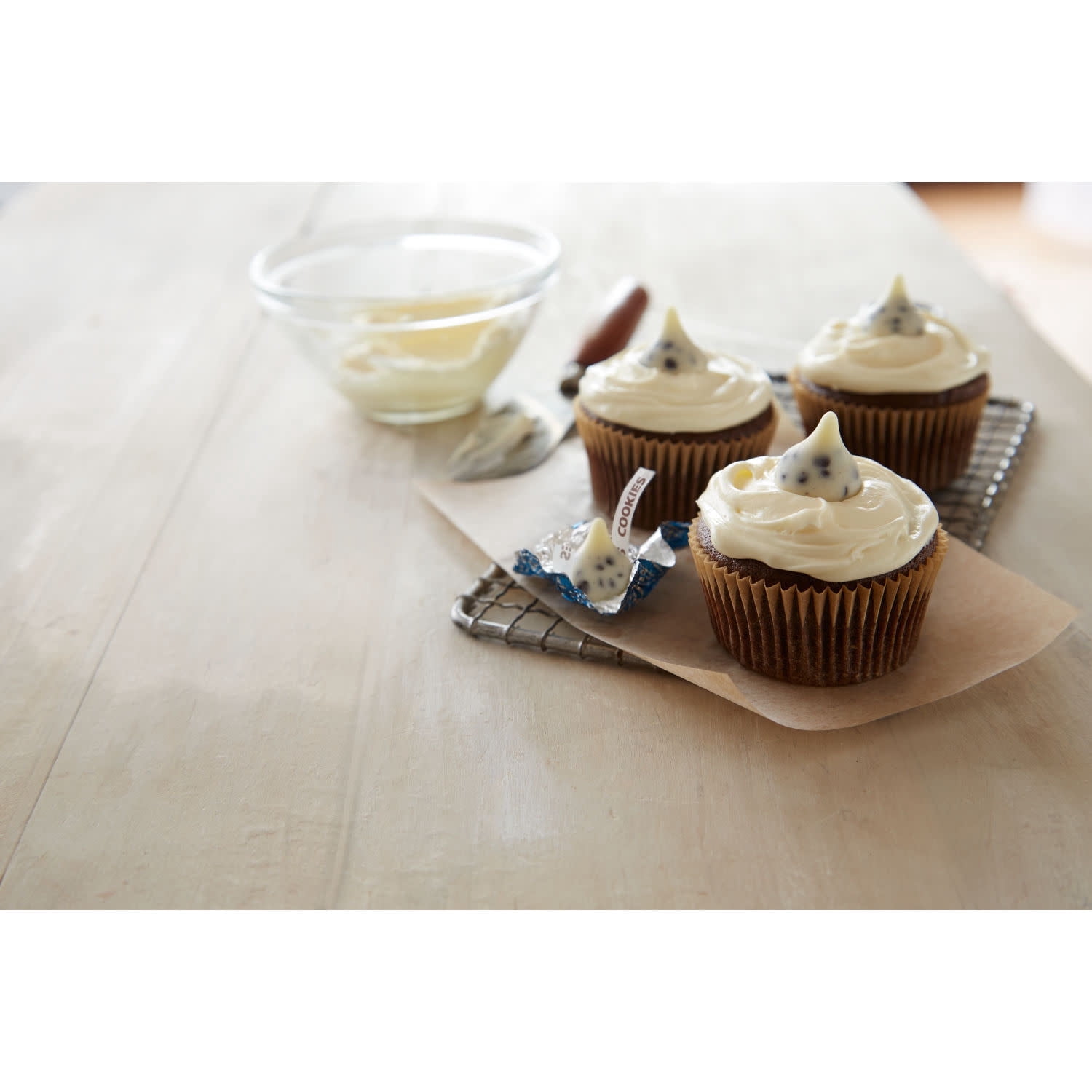 HERSHEY'S KISSES Cookies 'n' Creme Candy Share Pack, 9.1 OZ
