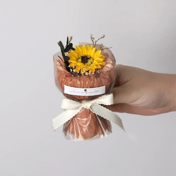 Mini ramo de bolsillo | Pequeñas flores de imitación de rosas y girasoles | Caja de regalo floral eterna de poliéster multicolor | Decoración ligera y compacta para cumpleaños, bodas y hogar
