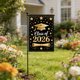 thumbnail image 4 of Bandera de jardín para graduación, ideal para decoraciones de fiestas al aire libre – Pancarta de poliéster para fotos, perfecta para celebraciones en patios y jardines – Tela colgante impermeable, 4 of 6