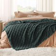 thumbnail image 2 of Manta Bedsure Mallard de forro polar verde para sofá, 230 x 230 cm, 2 of 9