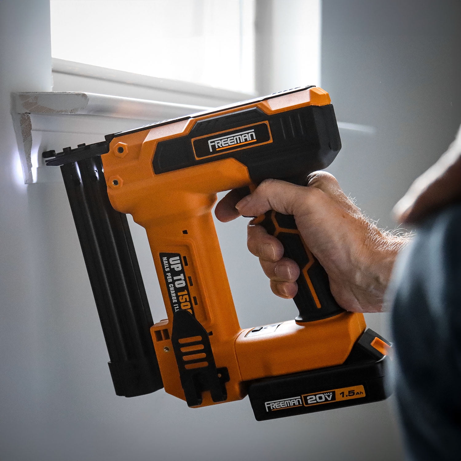 Freeman PE20VBR9032 20 Volt Cordless 2-in-1 18-Gauge 1-1/4" Nailer / Stapler Kit with Lithium Ion Battery, Charger, and Fasteners (400 Count) – 1500 Shots per Charge