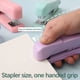thumbnail image 4 of Grapadora de Mano Color Macarrón | Grapadora de Oficina Metálica Resistente | Encuadernación Ergonómica Que Ahorra Trabajo Hasta 25 Hojas | Grapas Universales 24/6 y 26/6 | Compacta y Ligera para El, 4 of 6