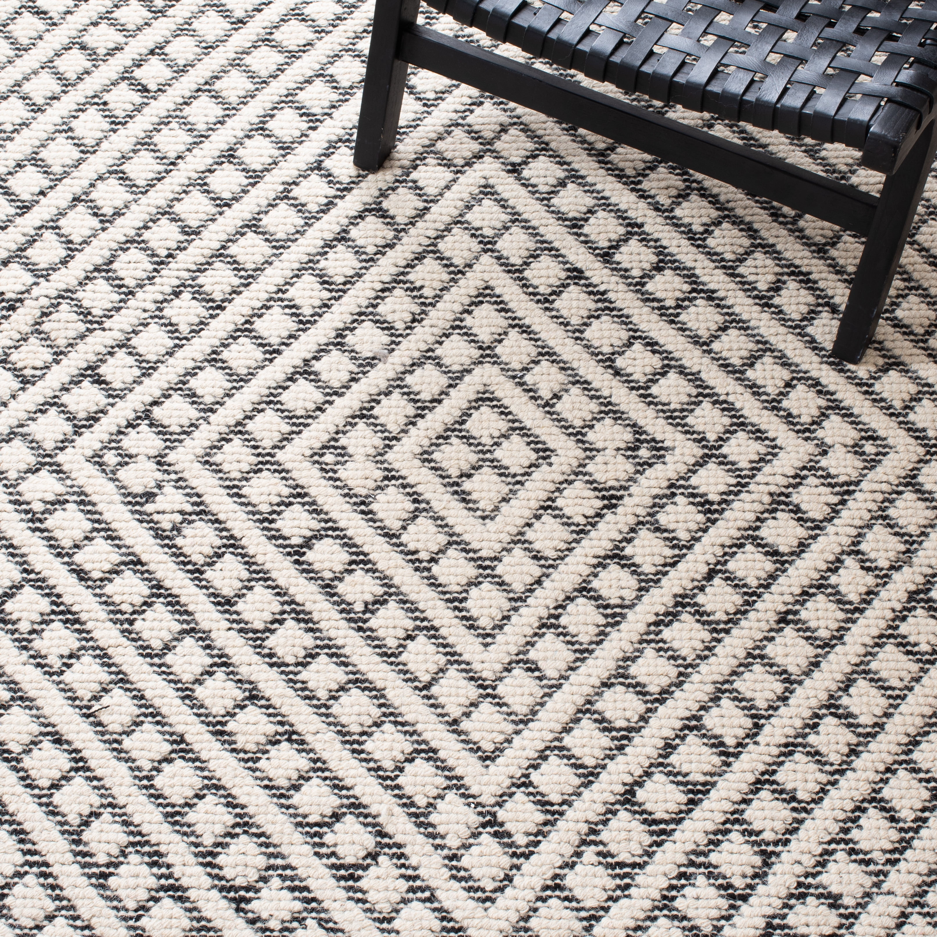 SAFAVIEH Natura Bradach Geometric Runner Rug, Ivory/Black, 2'3" x 6'