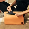 thumbnail image 4 of Funda Ultra Ligera Native Union para Macbook 14 Naranja, 4 of 7