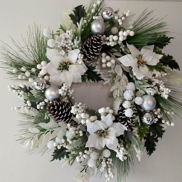 Poinsettias Blancs avec Baies Blanches et Couronne de Snowfs