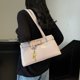 thumbnail image 4 of Versión coreana de un bolso de motocicleta de diseño de nicho para mujer, de cuero suave, con colgante de llave y cerradura, bolso de hombro moderno y a la moda para debajo del brazo., 4 of 5