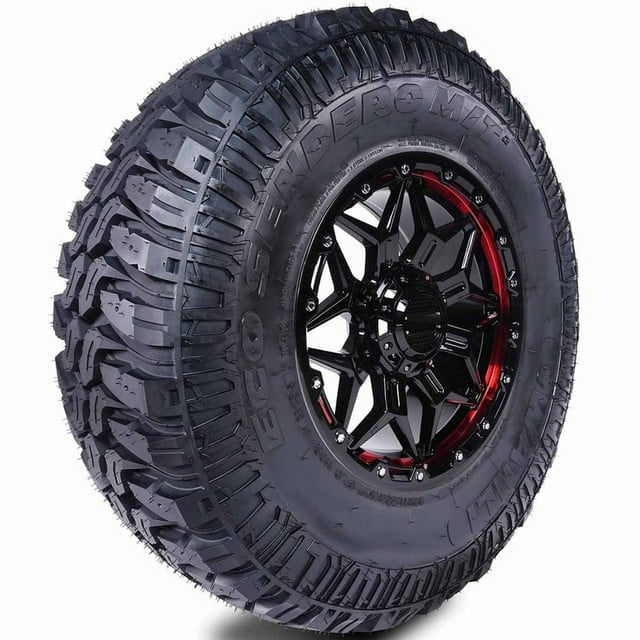 llanta wanli 33x12.5r20 114q m105 llanta negra para rin 20, vista 3/4 frontal con dibujo de banda agresiva de tacos profundos y hombros abiertos y flanco con texto de marca y medida; diseñada para alta tracción off-road y autolimpieza según especificaciones, adecuada también para vehículos todoterreno compactos.