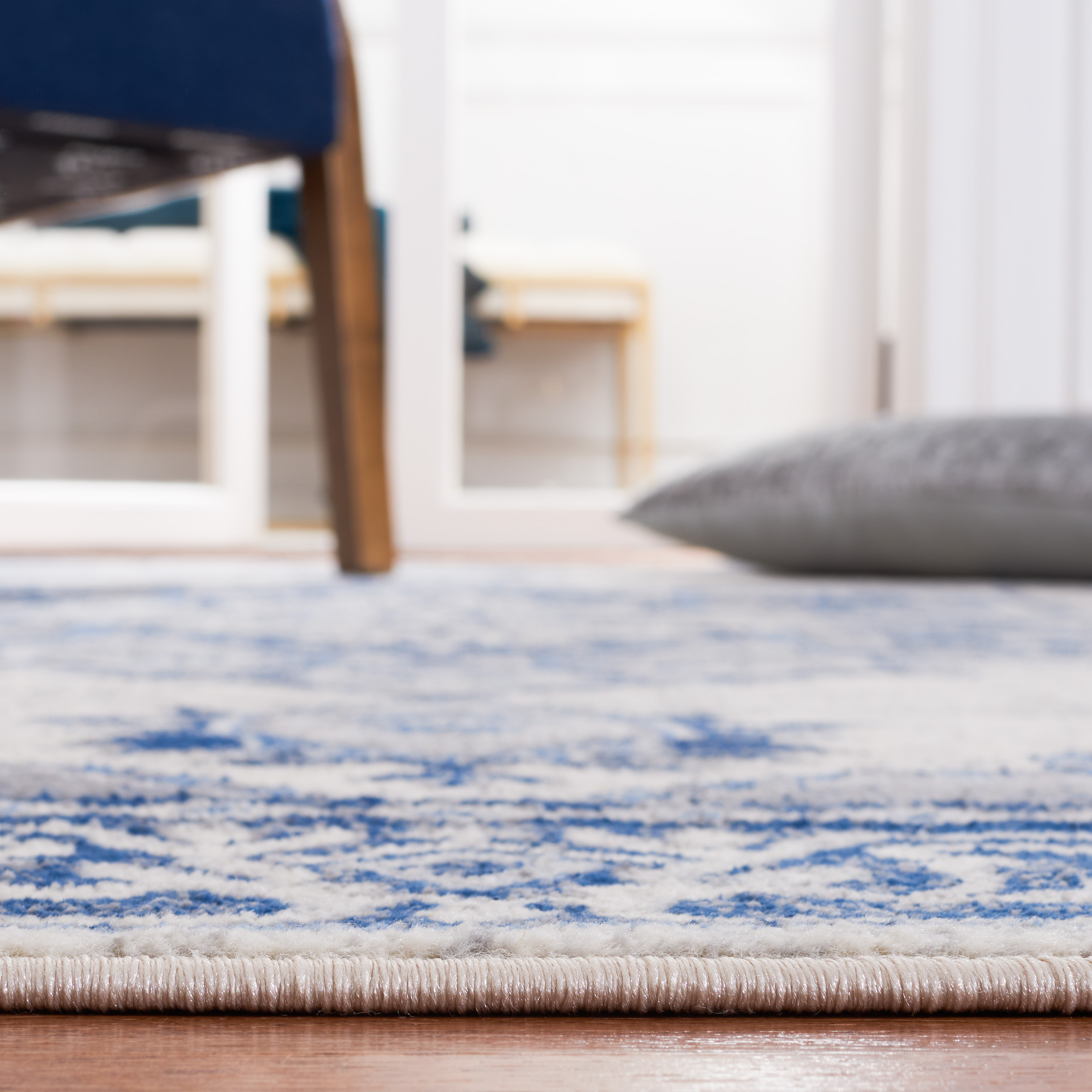 SAFAVIEH Brentwood Vesela Oriental Area Rug, Blue/Light Gray, 4' x 6'