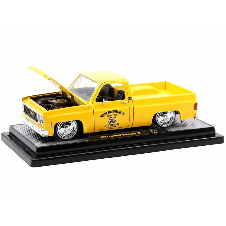 流行り の ブランド  M2 Machines 1973 Chevy Cheyenne 10 Pickup Truck, Bright ミニカー