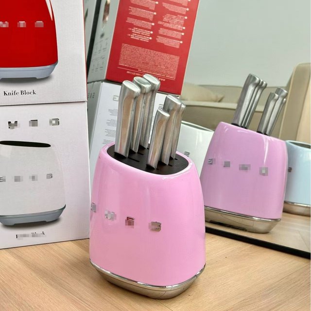 Retro-style stainless steel Japanese-style kitchen knife set for home use.