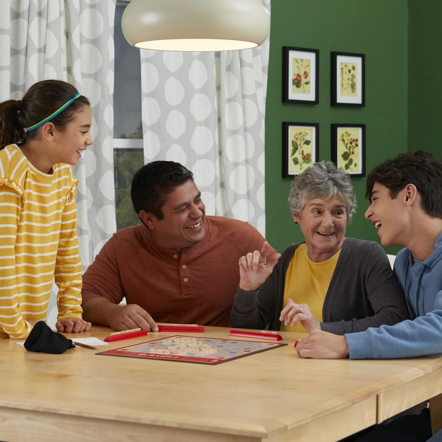 Scrabble Board Game, The Classic Crossword Game, Family Board Games for Adults and Kids, Word Games for 2-4 Players, Ages 8 and Up - French Version