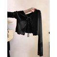 thumbnail image 1 of Blusa Ligera De Manga Larga Con Cuello En V Y Cordón Negro, 1 of 30