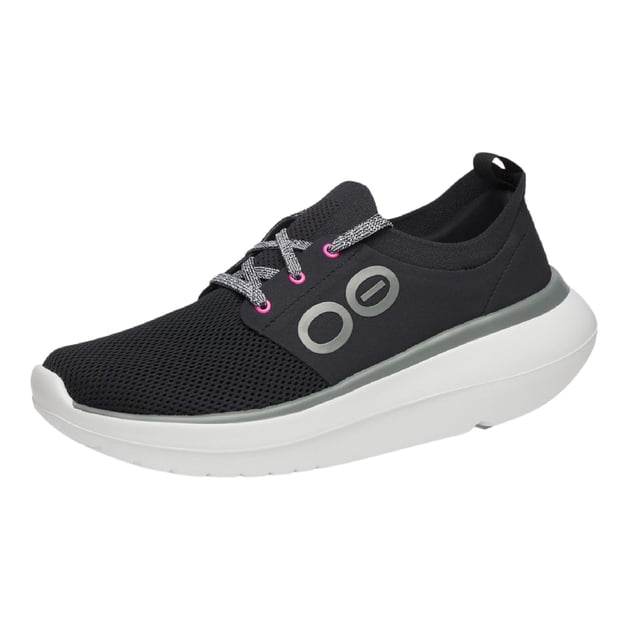 Zapato de recuperación OOFOS Oomy Stride blanco y negro para mujer 9.5