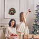thumbnail image 4 of Xihbxyly Corona Navideña, Elegante Decoración Verde, Adorno Navideño Versátil, para Uso Interior y Exterior, Ideal para Puerta de Entrada, Un Toque Festivo para Invierno, Otoño y Navidad, 1 Pieza., 4 of 7