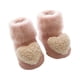 thumbnail image 4 of 1 par de calcetines de invierno gruesos de felpa para recién nacidos, adorables calcetines de suelo para bebé, antideslizantes para niños pequeños (rosa, corazón), 4 of 5