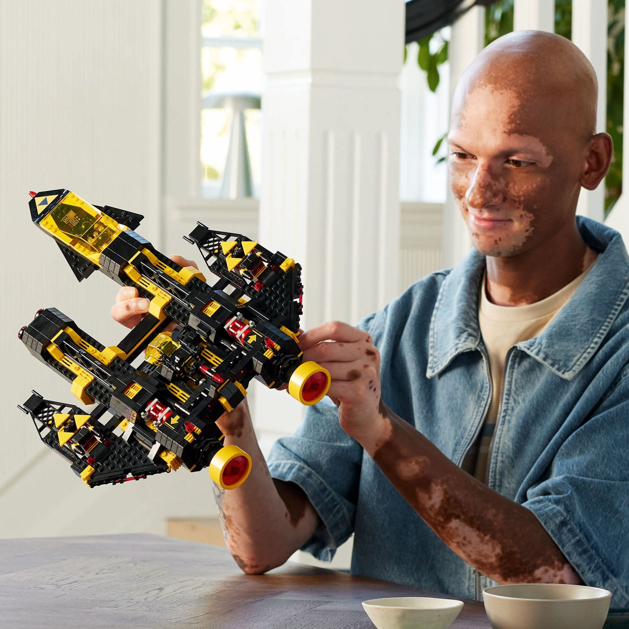 LEGO Icons Le renégat Blacktron 10355 Ensemble de construction (1151 pièces)