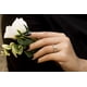 thumbnail image 5 of JeenMata Anillo de Compromiso con Diseño de Hoja de Árbol de Moissanita Redonda con Bisel Solitario de 0,5 Quilates en Baño de Oro Blanco de 18 K sobre Plata, 5 of 6