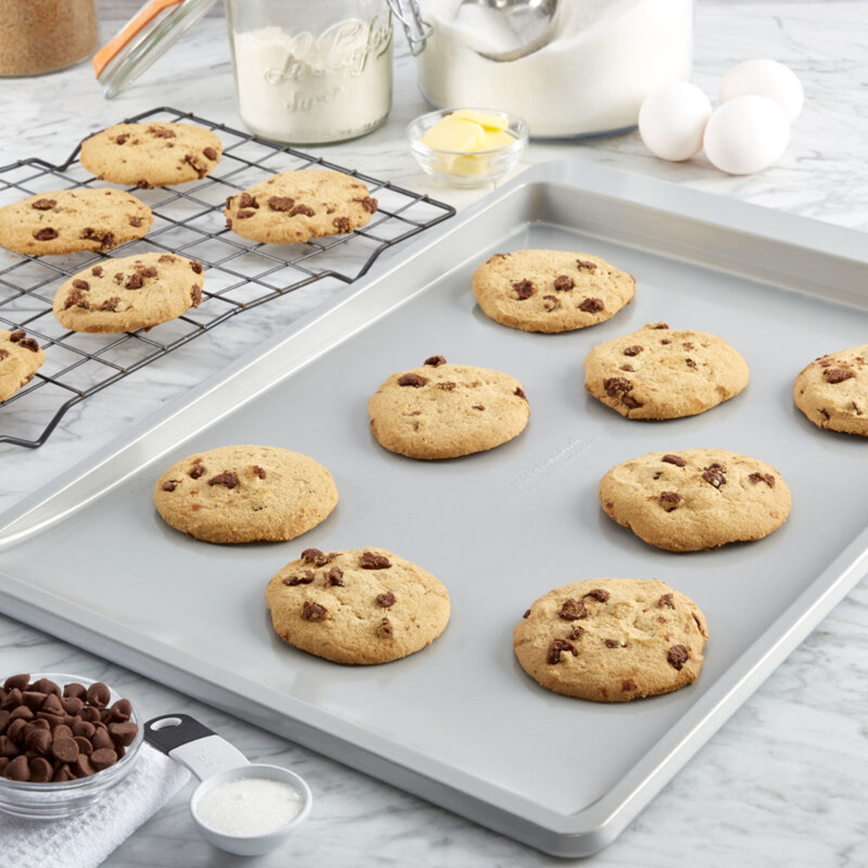 KitchenAid Nonstick 10 x 15 in Cookie Slider with Extended Handles for Easy  Grip, Aluminized Steel to Promoted Even Baking, Dishwasher Safe,Contour