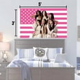 thumbnail image 3 of Tapiz WENWELL Katseye con bandera americana rosa, 90 x 150 cm, poliéster, 3 of 8