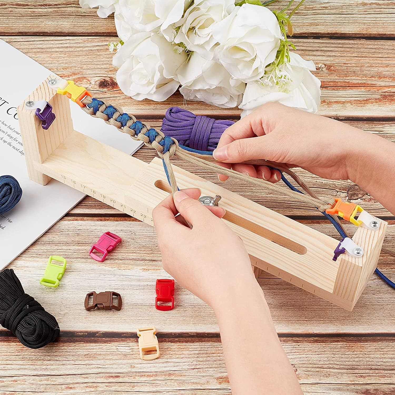 Jig Bracelet Maker Kit Wristband Maker with 8 Parachute Cords and 8 Quick Release Buckles Adjustable Length Braiding Weaving DIY Craft Tool Kit DIY