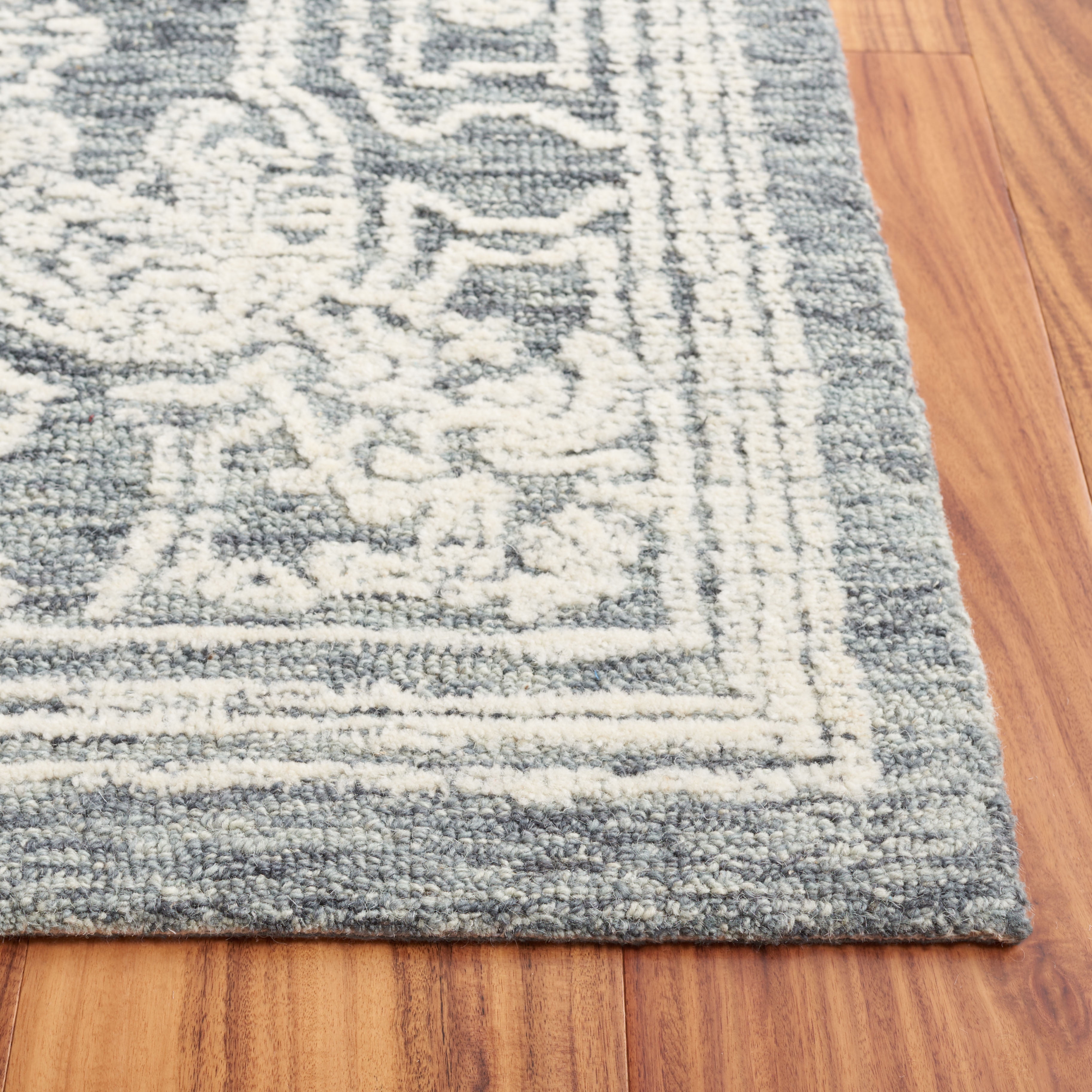 SAFAVIEH Ebony Aindreas Traditional Area Rug, Ivory/Dark Grey, 3' x 5'