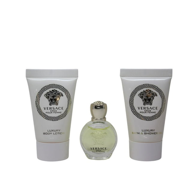 versace eros mini gift 3 pz para mujer set de viaje con Eau de Toilette mini redondo al centro y dos tubos blancos a los lados (loción corporal y gel de baño) con logo Medusa, líquido amarillo pálido en el frasco, vista frontal sobre fondo blanco; formato de regalo y viaje práctico para bolso.
