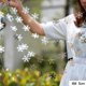 thumbnail image 3 of Guirnalda de papel con copos de nieve artificiales en 3D, decoración navideña para el hogar, fiesta de cumpleaños de invierno, adornos de nieve falsa para Año Nuevo, 3 of 5