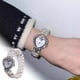 thumbnail image 1 of Reloj de Cuarzo con Forma de Corazón para Mujer | Caja con Rhinestones de Diamante | Pulsera Elástica de Imitación Doble con Perlas | Diseño Elegante y Romántico | Aleación Blanca | Correa de 18cm, 1 of 8