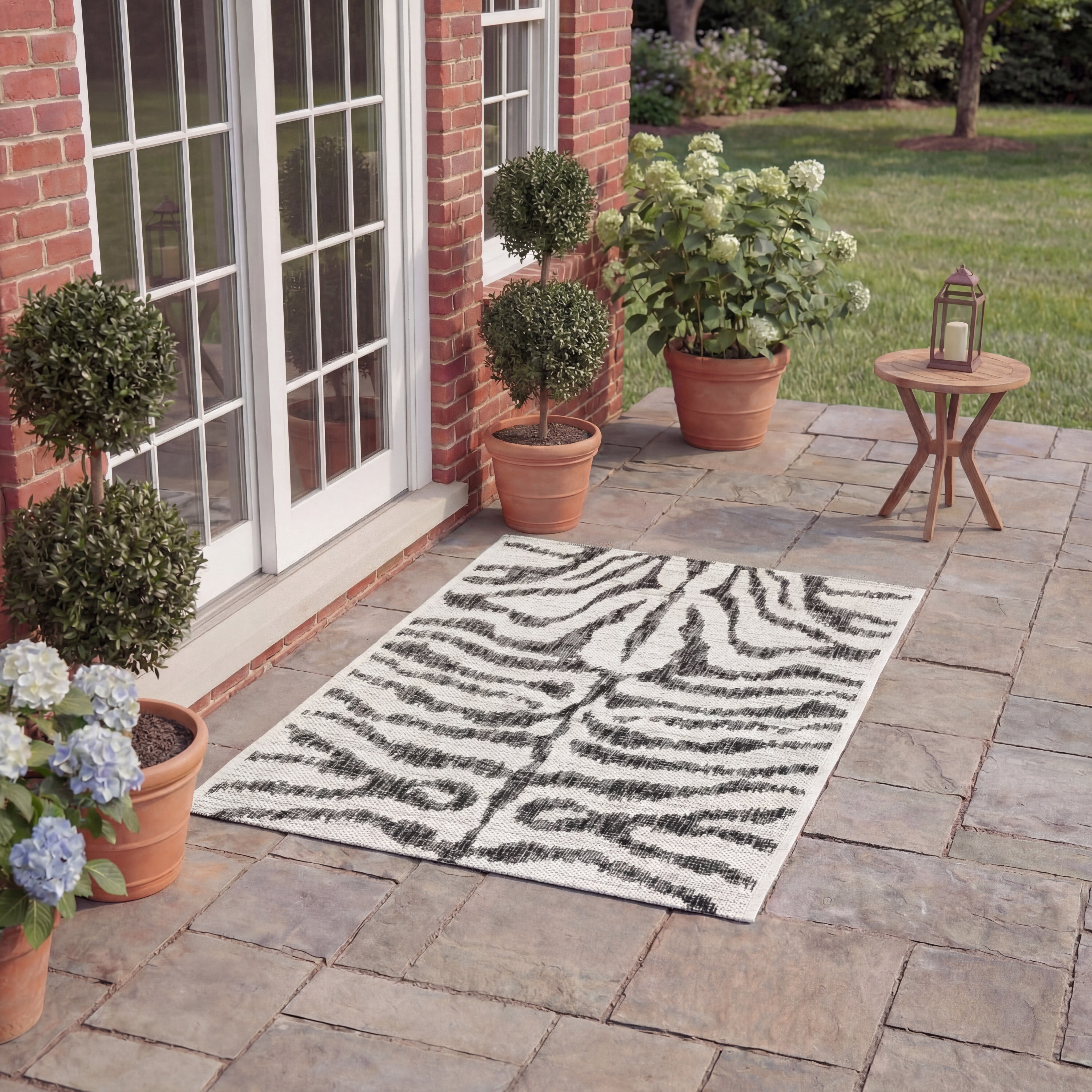 SAFAVIEH Courtyard Gerald Animal Indoor/Outdoor Area Rug, Ivory/Black, 2' x 3'7"