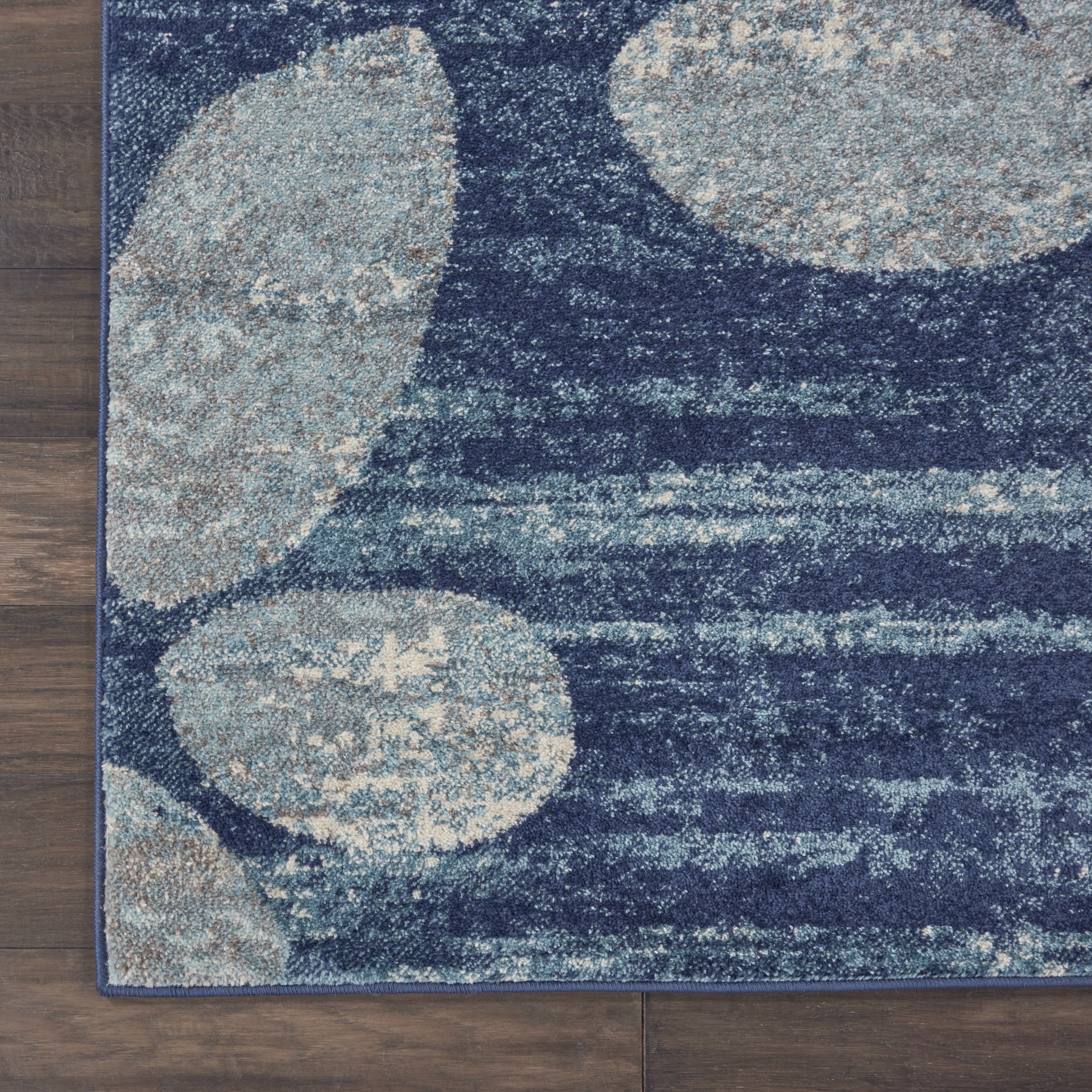 Serene Modern Botanical Navy/Light Blue 2' x 4' Area Rug, (2' x 4')