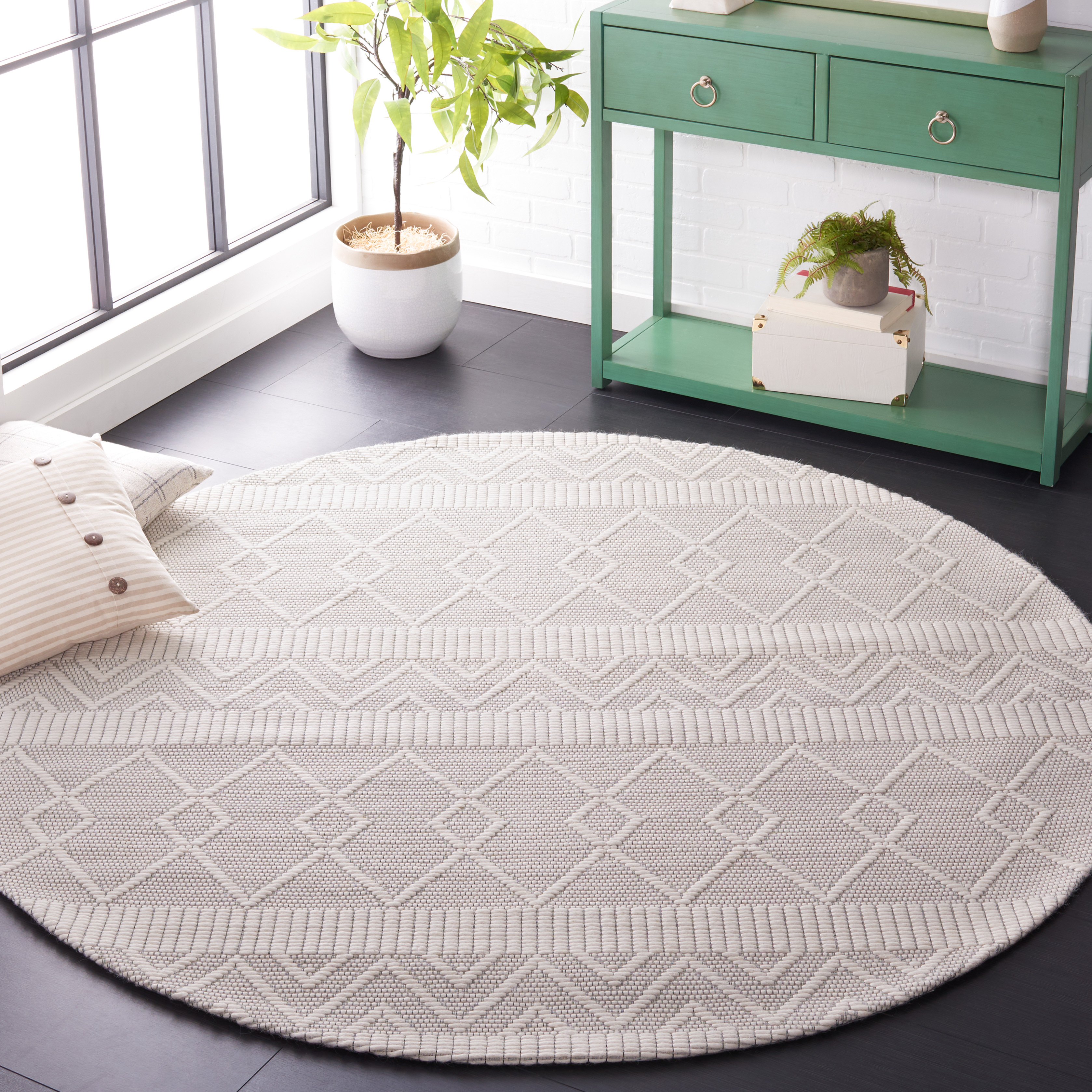 SAFAVIEH Marbella Chase Geometric Area Rug, Ivory/Beige, 6' x 6' Round